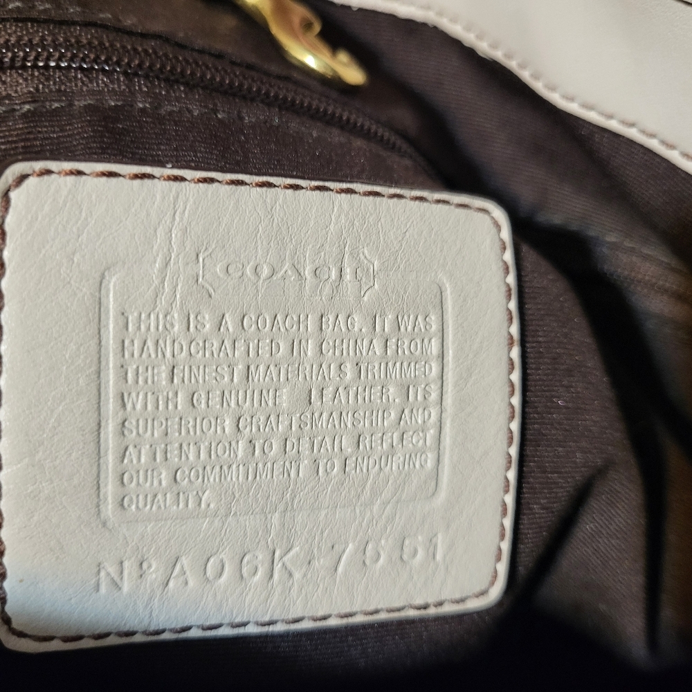 Coach Vintage GiGi Signature Tan And Off White Linen Combination. - Picture 6 of 8